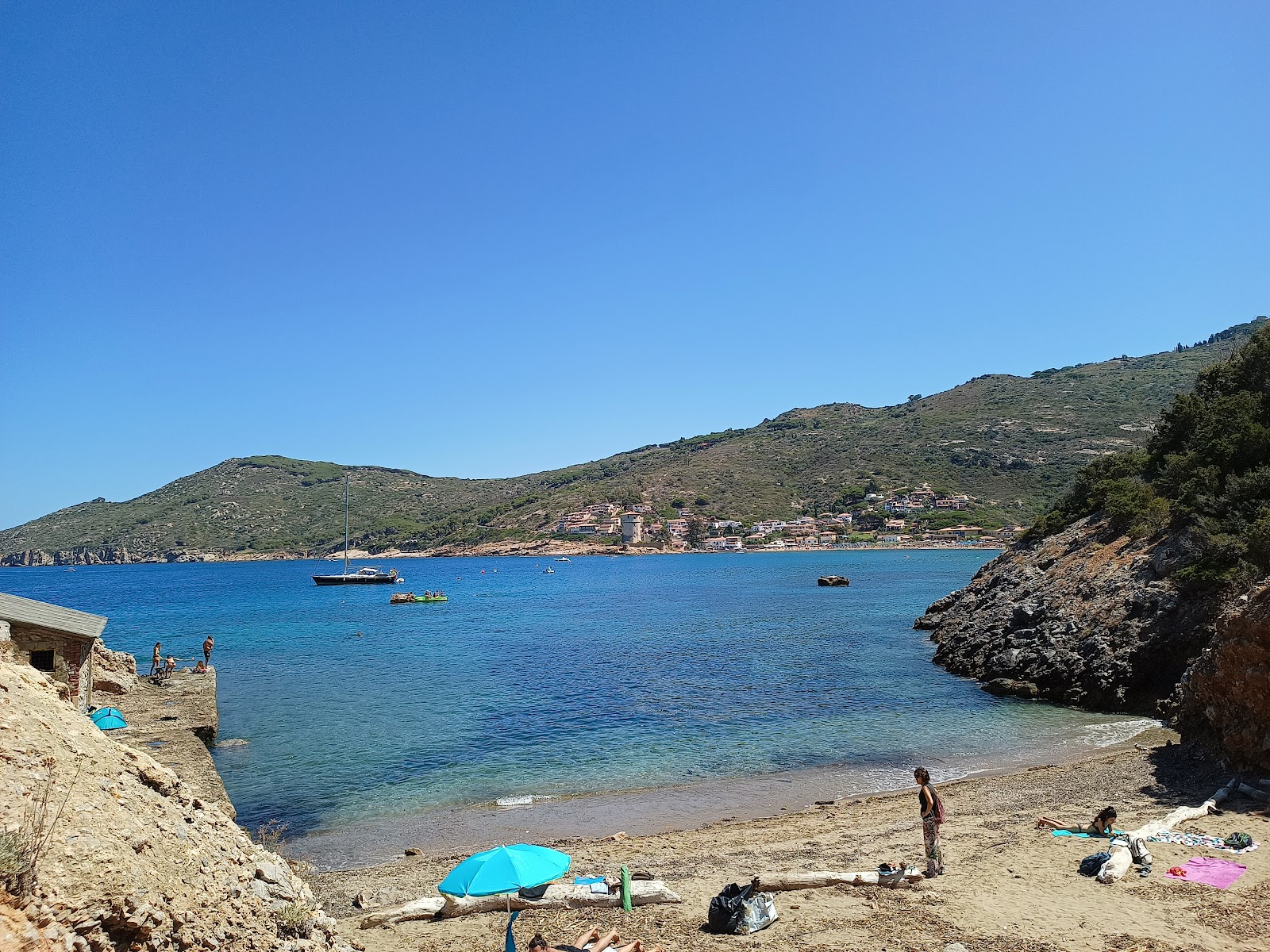 Photo de Spiaggia di Pertuso avec court et droit