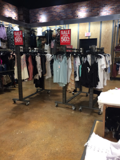 Clothing Store «Tillys», reviews and photos, 343 N Alafaya Trail, Orlando, FL 32828, USA