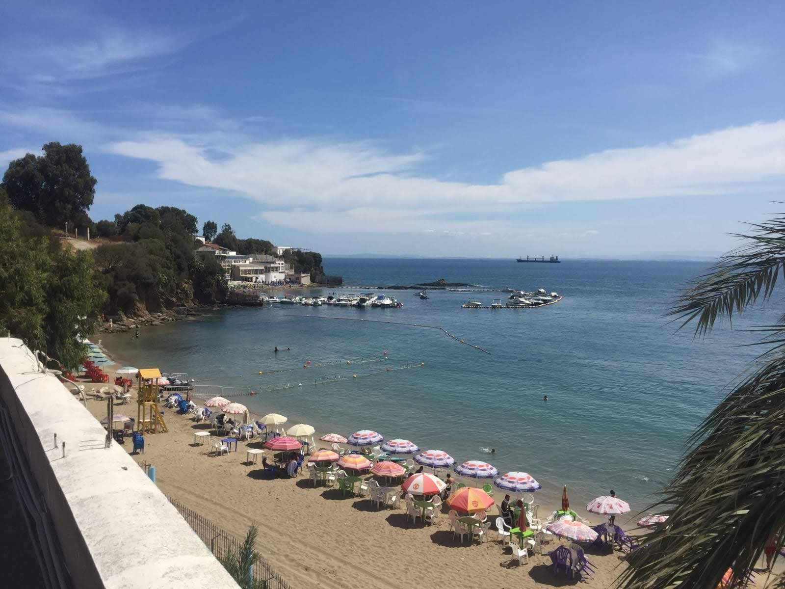 Foto von shaty almnzr aljmylPlage du Belvedere mit beiger sand Oberfläche
