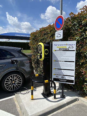 Station de recharge pour véhicules électriques à Épernon
