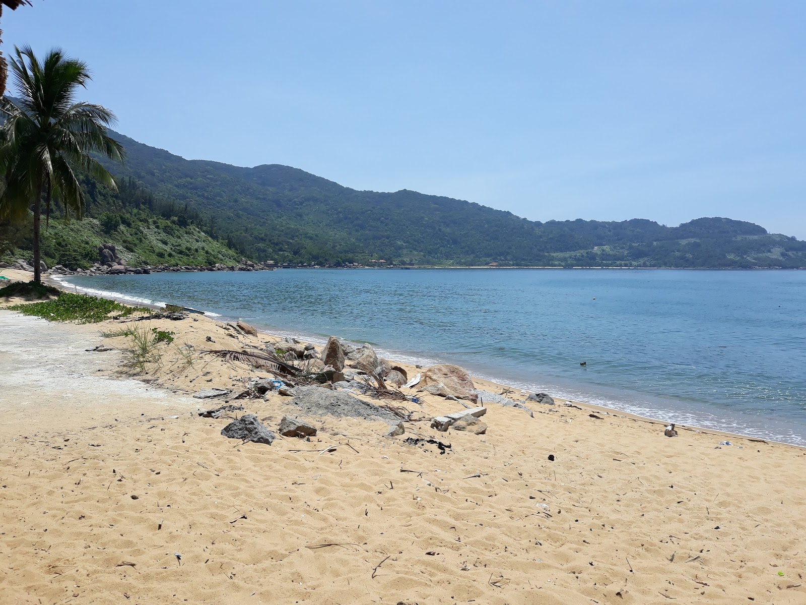 Photo de Rang Son Tra Beach avec l'eau turquoise de surface