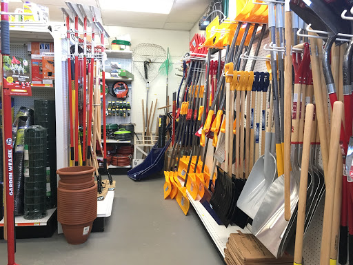 Pet Supply Store «Essex County Co-Op», reviews and photos, 146 S Main St, Topsfield, MA 01983, USA