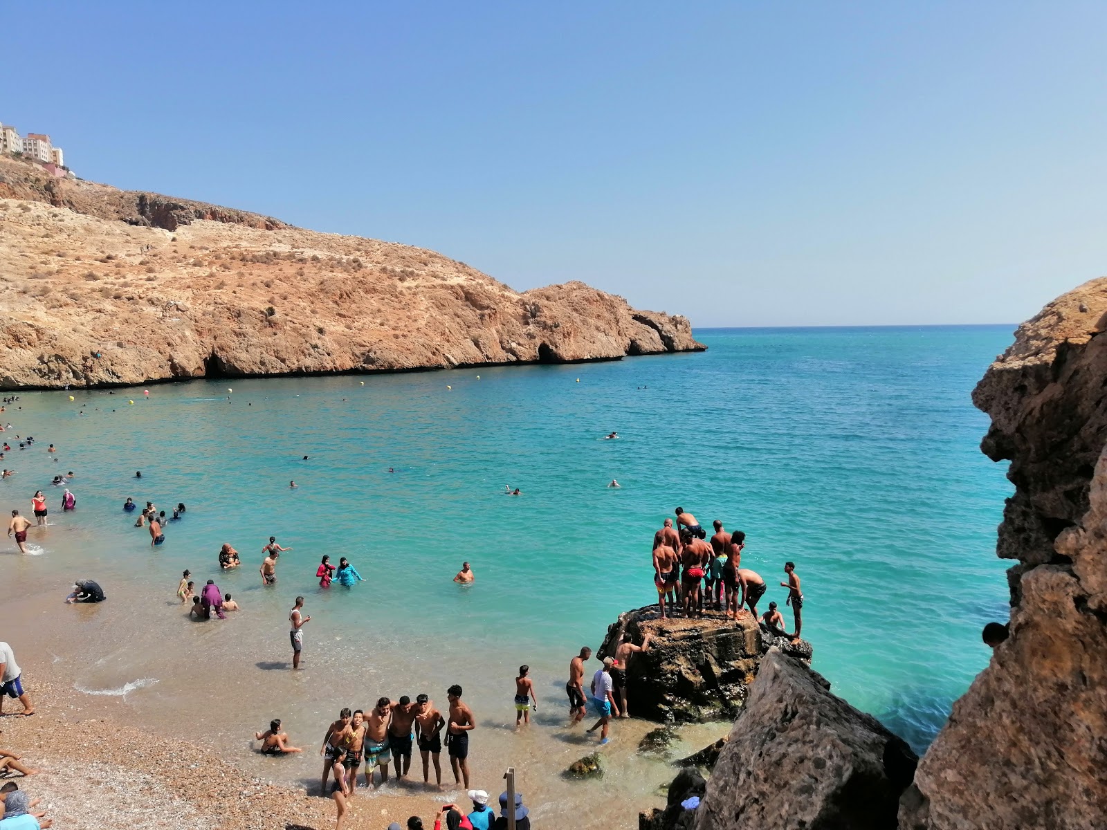 Foto di Spiaggia di Calabonita circondato da montagne