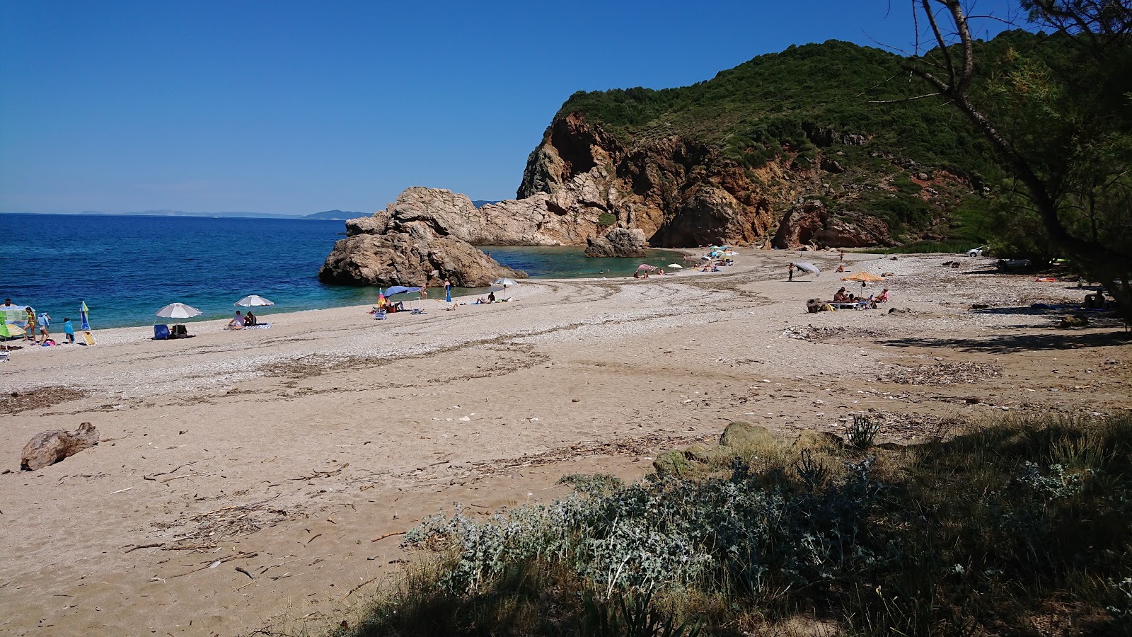 Foto av Melani secret beach omgiven av berg