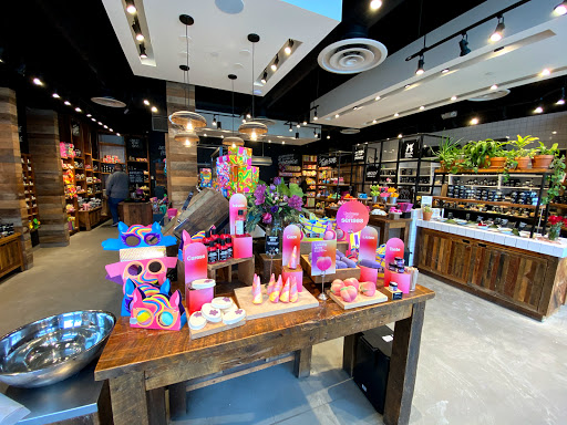 Cosmetics Store «LUSH Fresh Handmade Cosmetics», reviews and photos, 51 Oakbrook Center, Oak Brook, IL 60523, USA