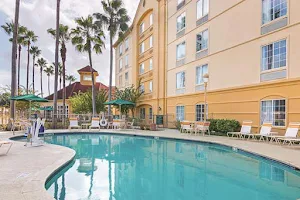 La Quinta Inn & Suites by Wyndham Orlando Airport North image