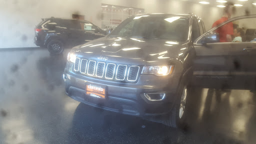 Jeep Dealer «Findlay Chrysler Jeep Dodge RAM INDOOR Dealership», reviews and photos, 25600 SW Parkway Center Dr, Wilsonville, OR 97070, USA