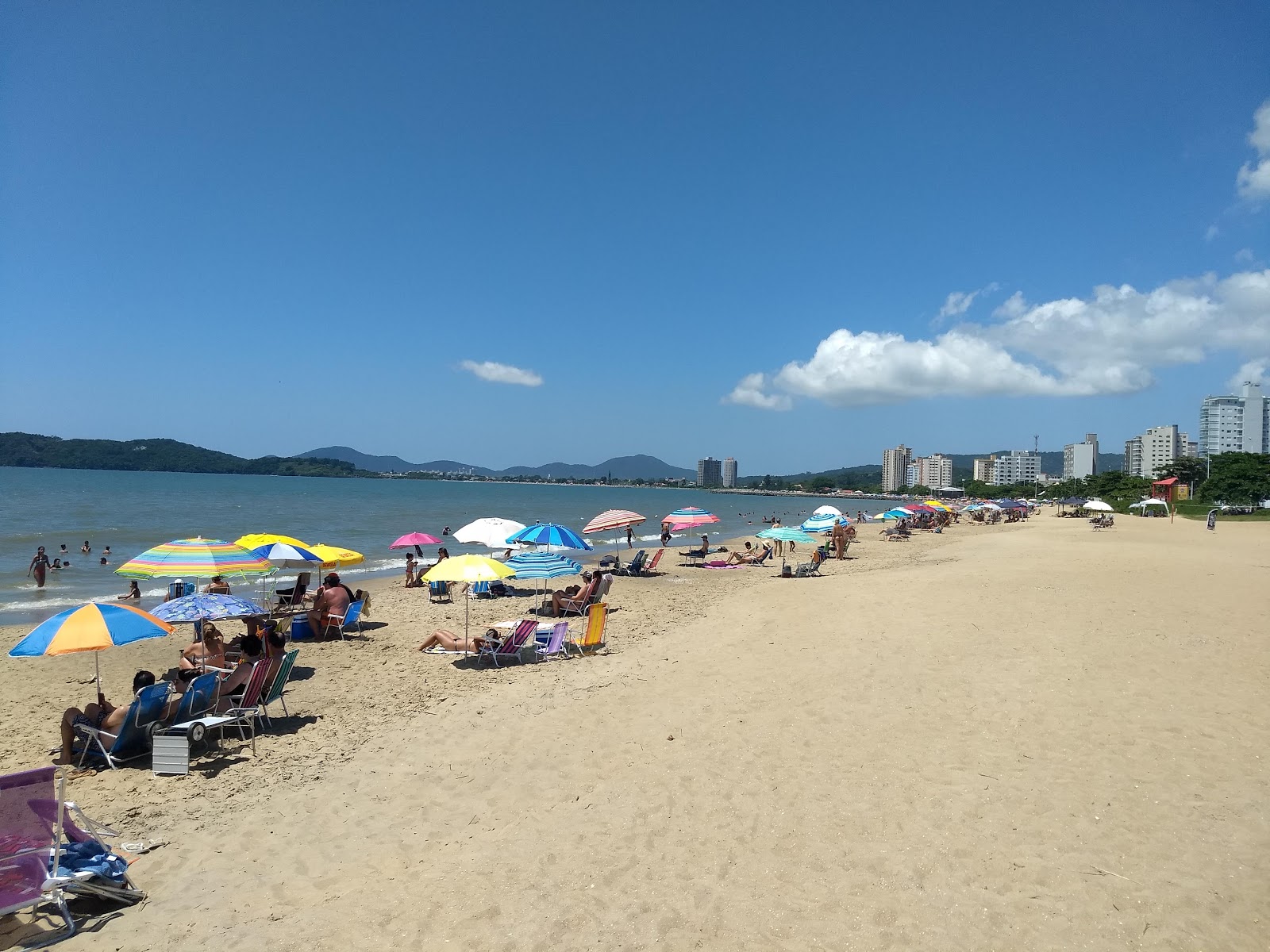 Fotografija Plaža Piçarras z svetel pesek površino