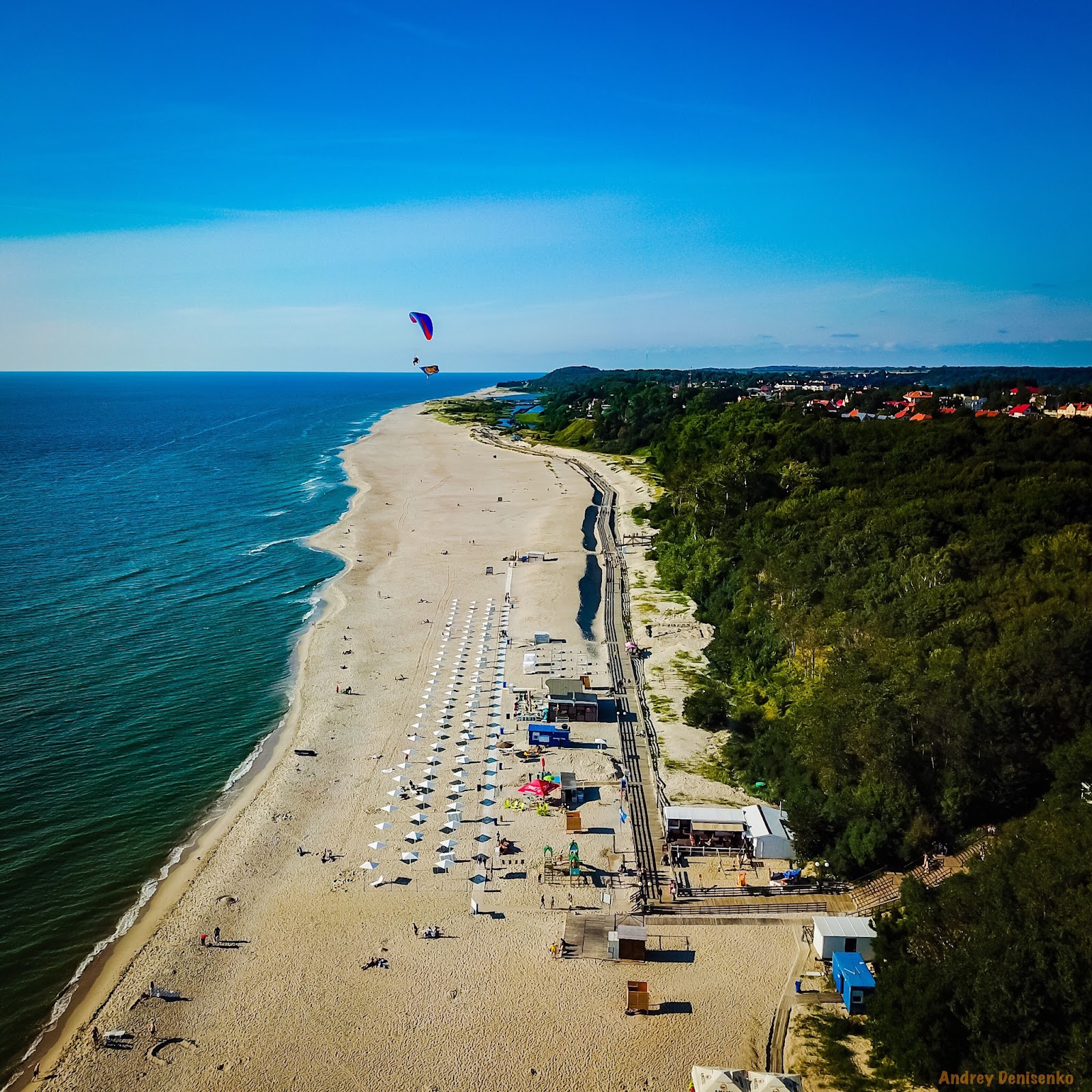 Foto de Yantarnyy Plaj - lugar popular entre os apreciadores de relaxamento
