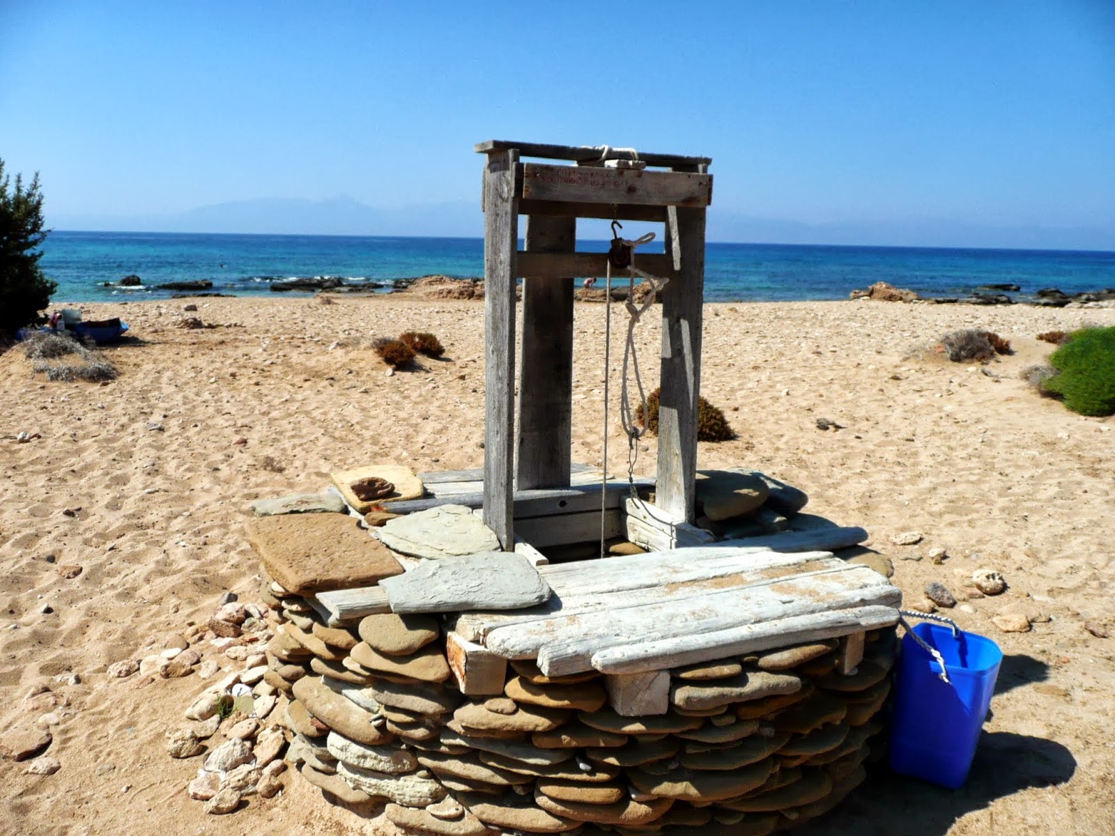 Foto von Spiaggia Lavrakas wilde gegend