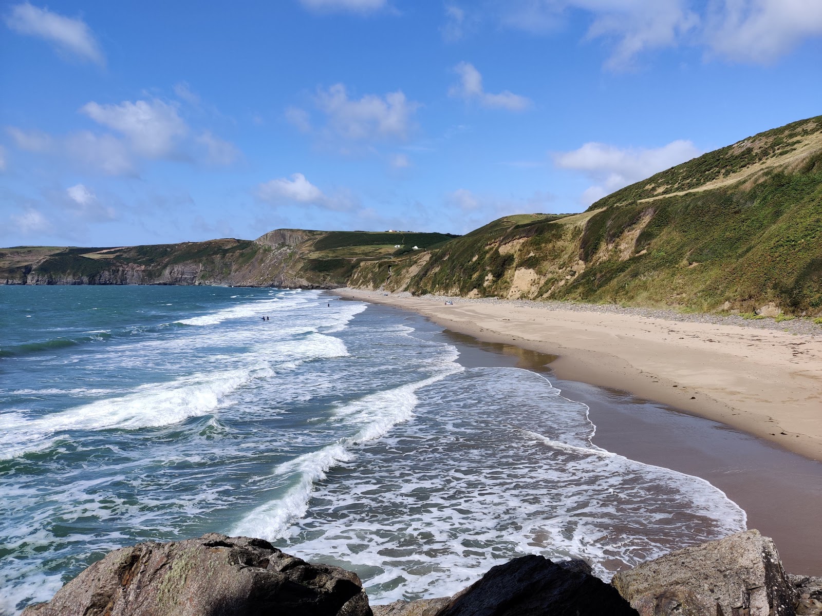 Photo de Traeth Porth Ceiriad avec sable lumineux de surface