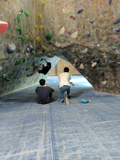 Rock Climbing Gym «Hangar 18 Indoor Climbing Gym - Riverside», reviews and photos, 6935 Arlington Ave, Riverside, CA 92503, USA