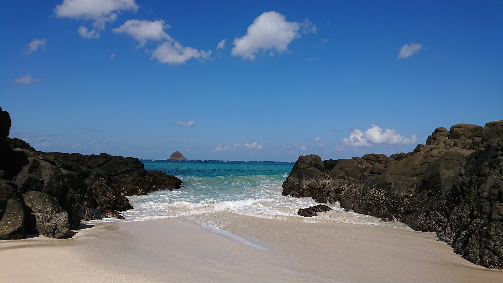 Foto de Kecil Beach con agua cristalina superficie