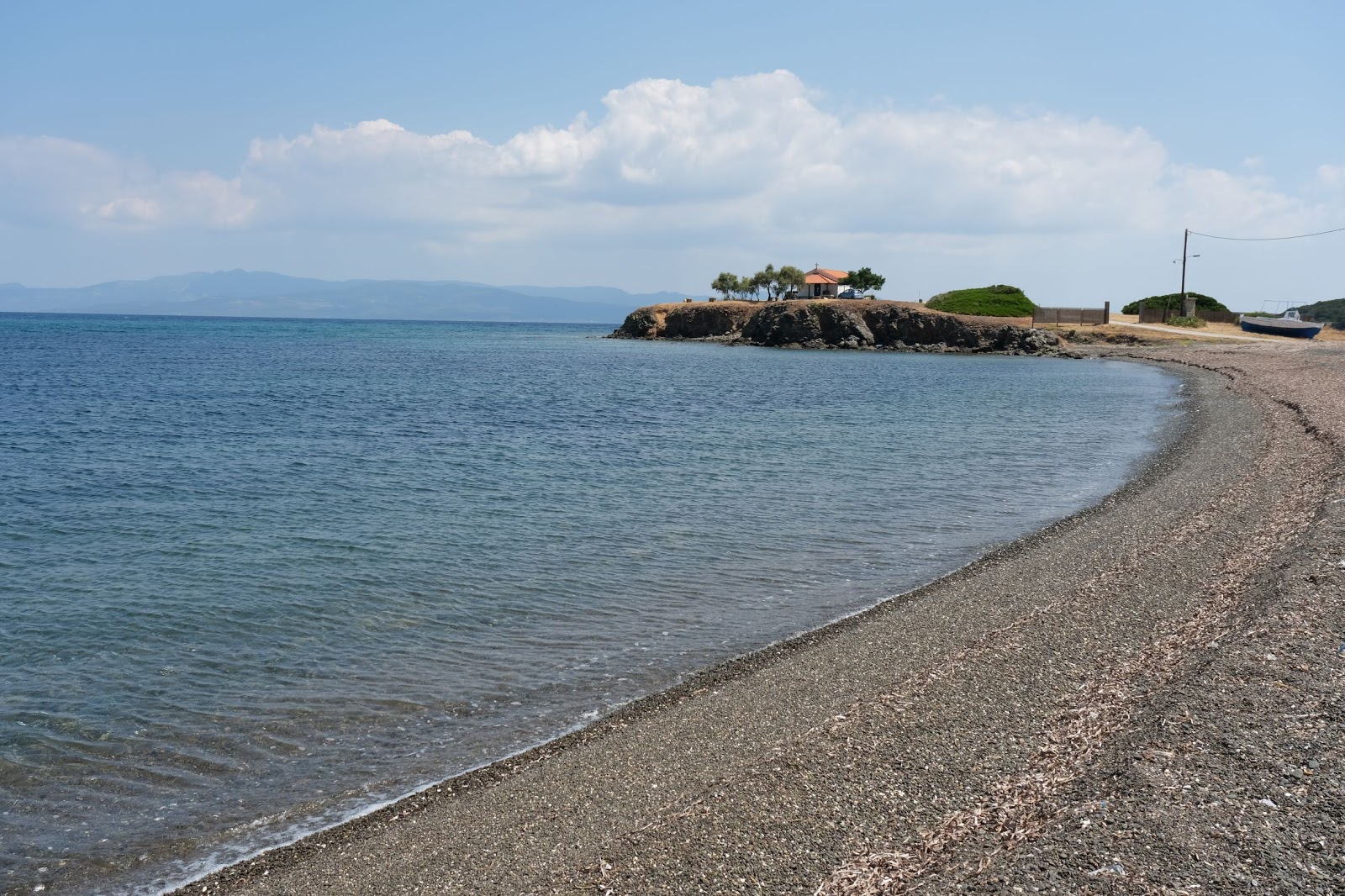 Foto di Agios Nikolaoh beach con una superficie del ciottolo grigio