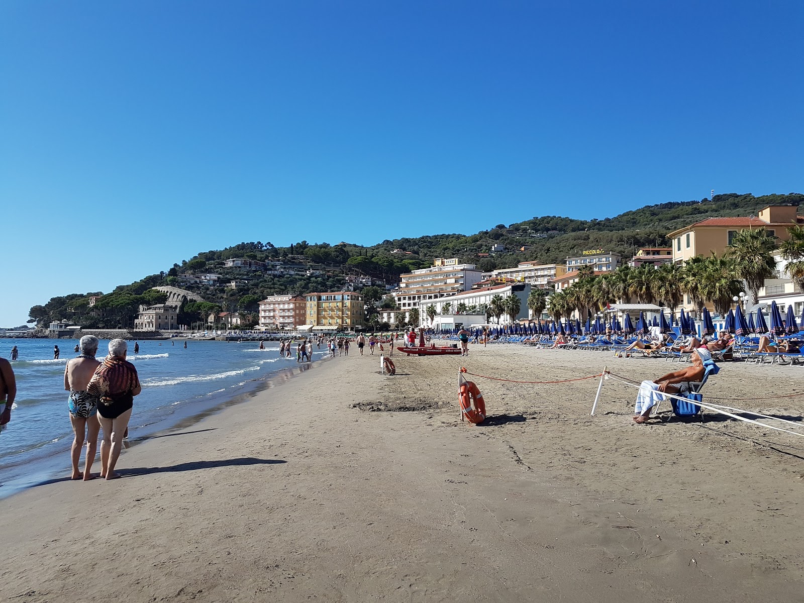 Foto av Diano Marina beach II omgiven av klippor