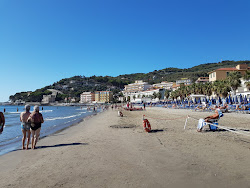 Foto di Diano Marina beach II sorretto da scogliere