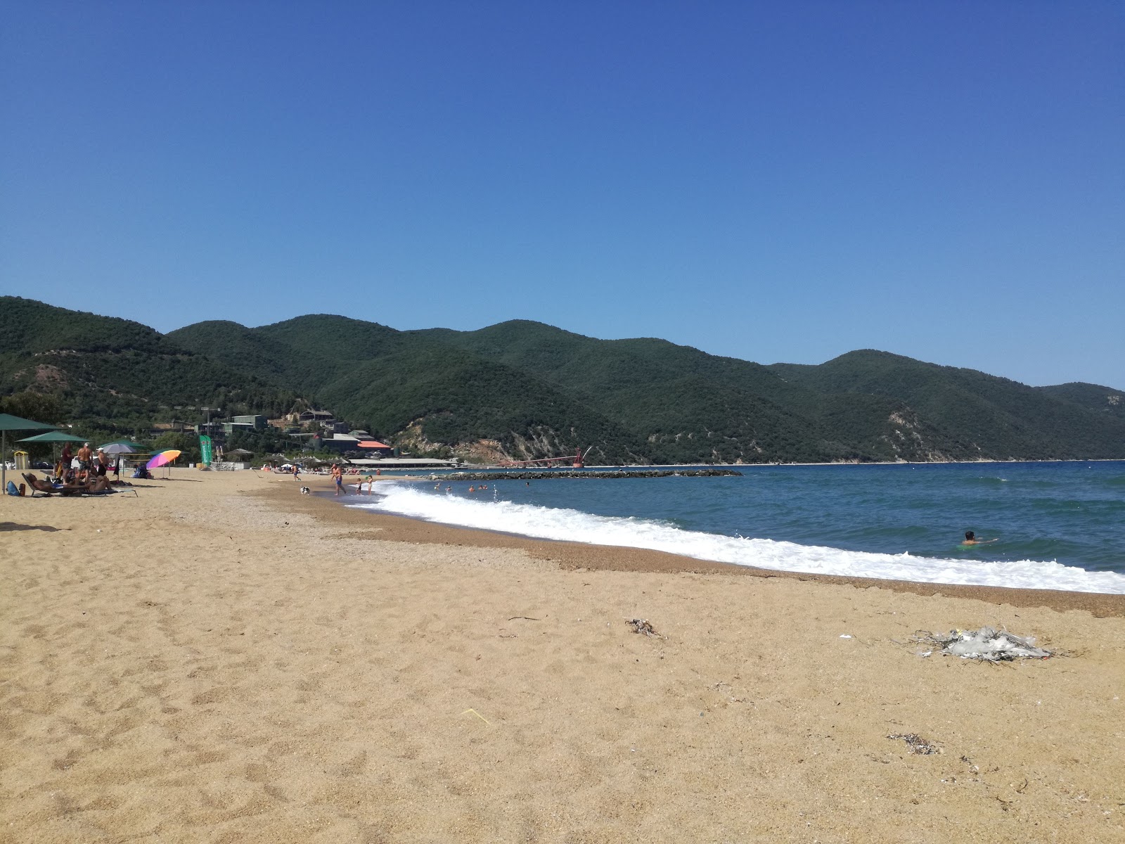 Photo de Stratoni beach avec baie spacieuse