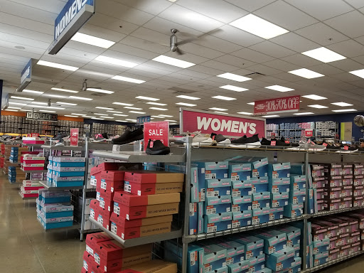 Shoe Store «SKECHERS Factory Outlet», reviews and photos, 3030 E 9th St, Oakland, CA 94601, USA