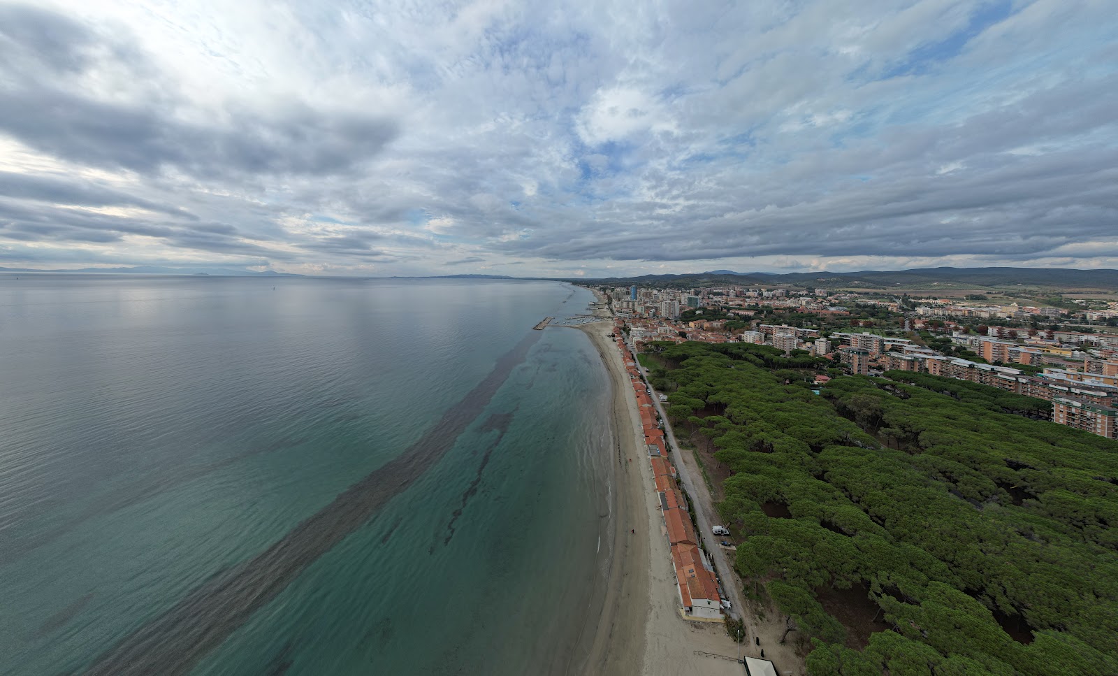 Foto av Spiaggia di Follonica med turkos rent vatten yta