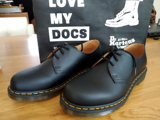 Stores to buy women's flat boots Amsterdam