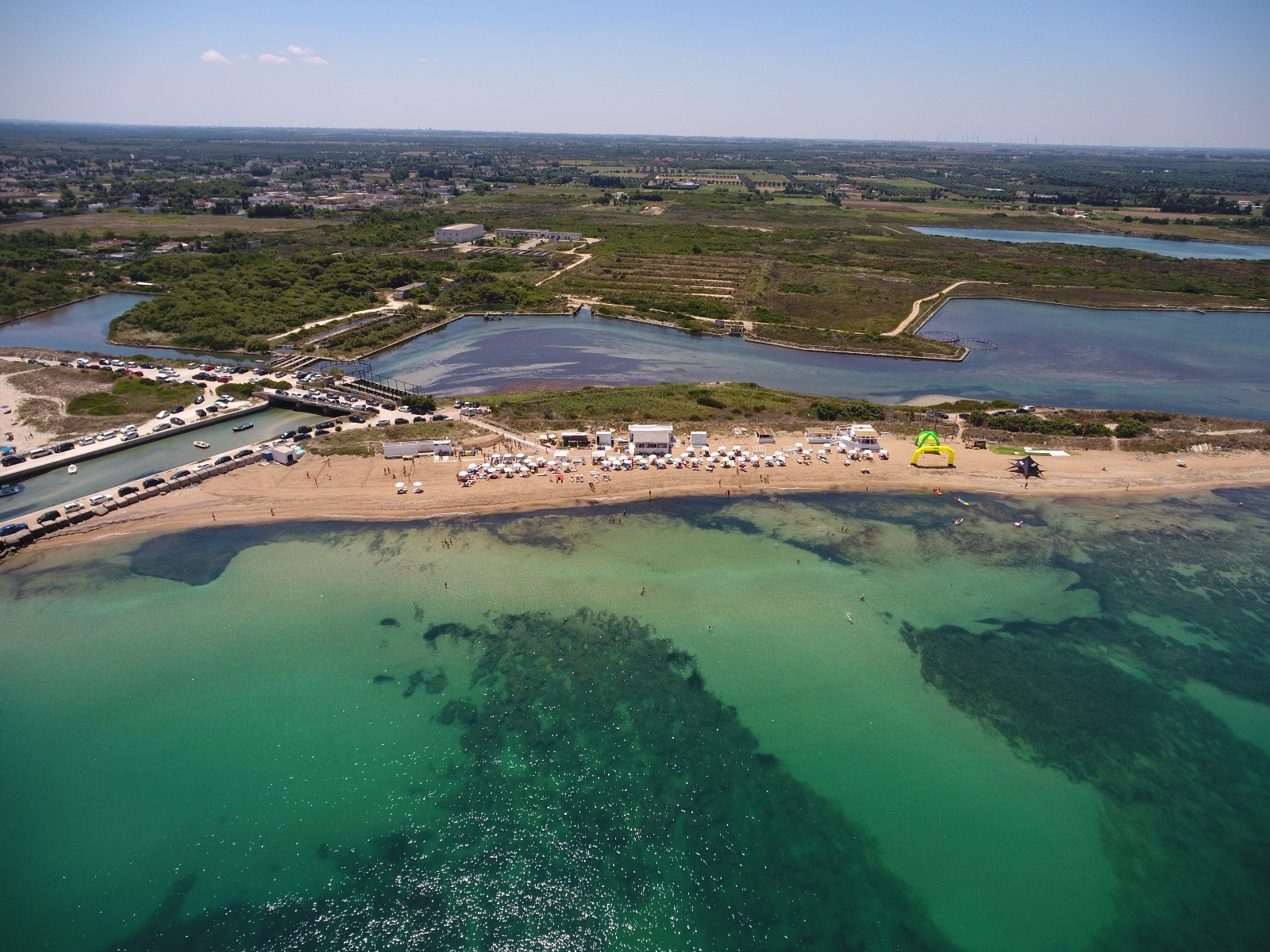 Foto de Istmo beach con arena beige superficie