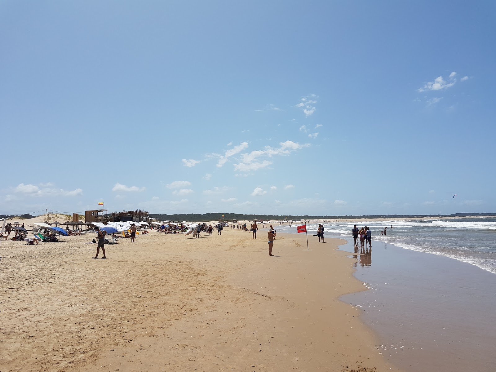Photo de Brava de Jose Ignacio Beach avec sable lumineux de surface
