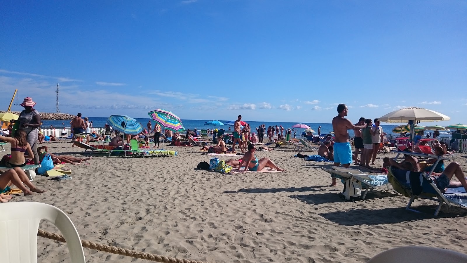 Photo de Spiaggia Marina di Andora protégé par des falaises