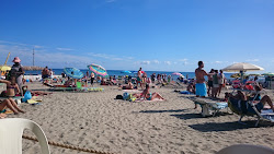 Photo de Spiaggia Marina di Andora protégé par des falaises