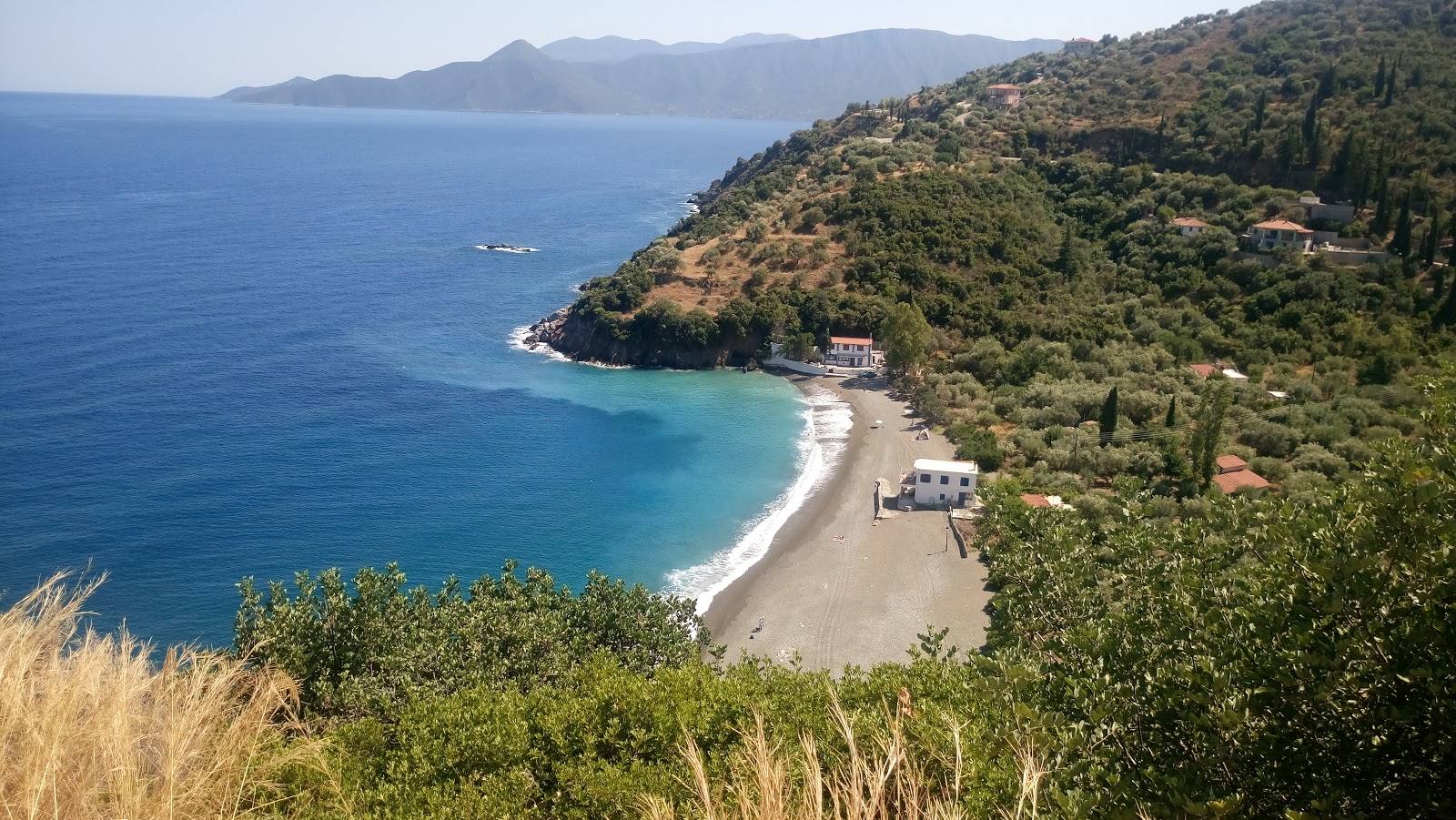 Fotografija Thiopafto beach z musta hiekka ja kivi površino