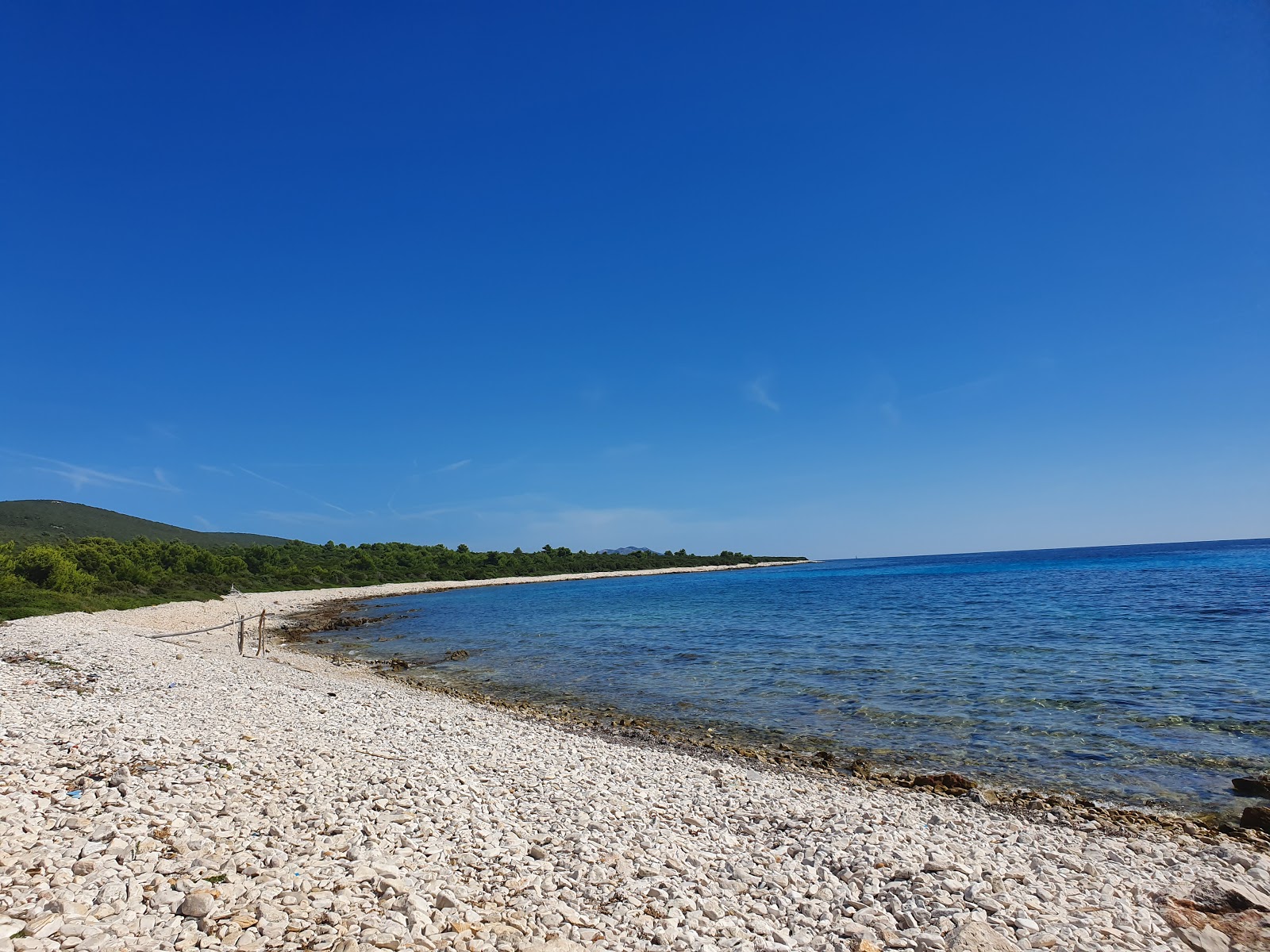 Veli Zal beach'in fotoğrafı uçurumlarla desteklenmiş