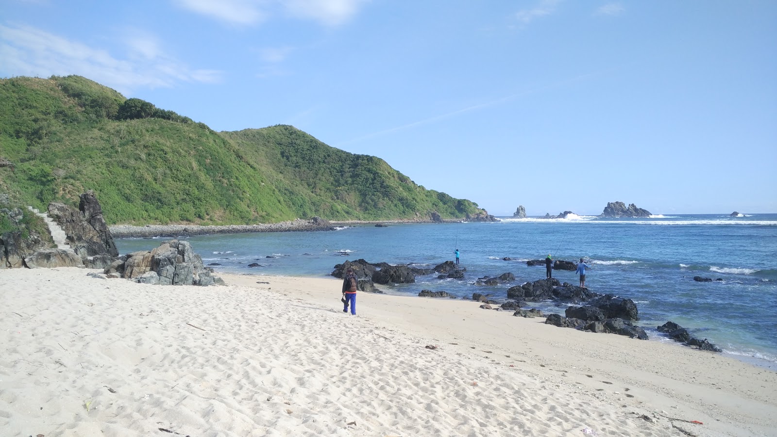 Foto de Tampah Beach respaldado por acantilados