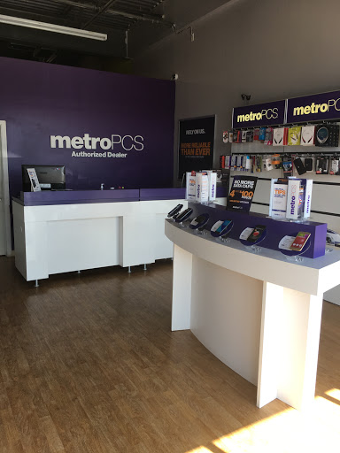 Cell Phone Store «MetroPCS Authorized Dealer», reviews and photos, 2001 Cliff Rd E, Burnsville, MN 55337, USA