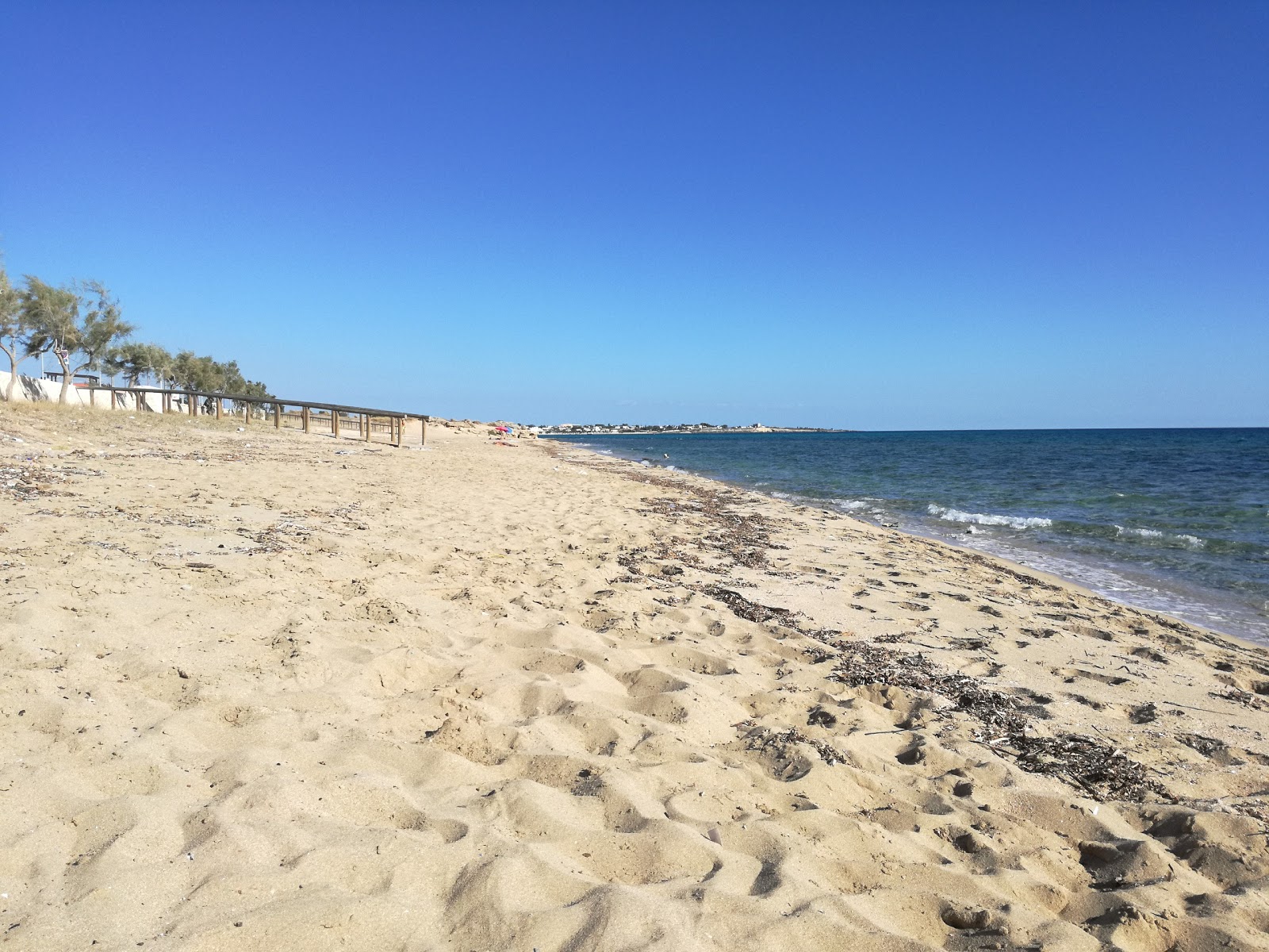 Fotografija Spiaggia di Trullo di Mare z svetel pesek površino