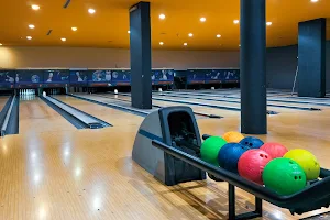 Almahfal Bowling and Billiards Center (مركز المحفل للبولينج والبلياردو) image