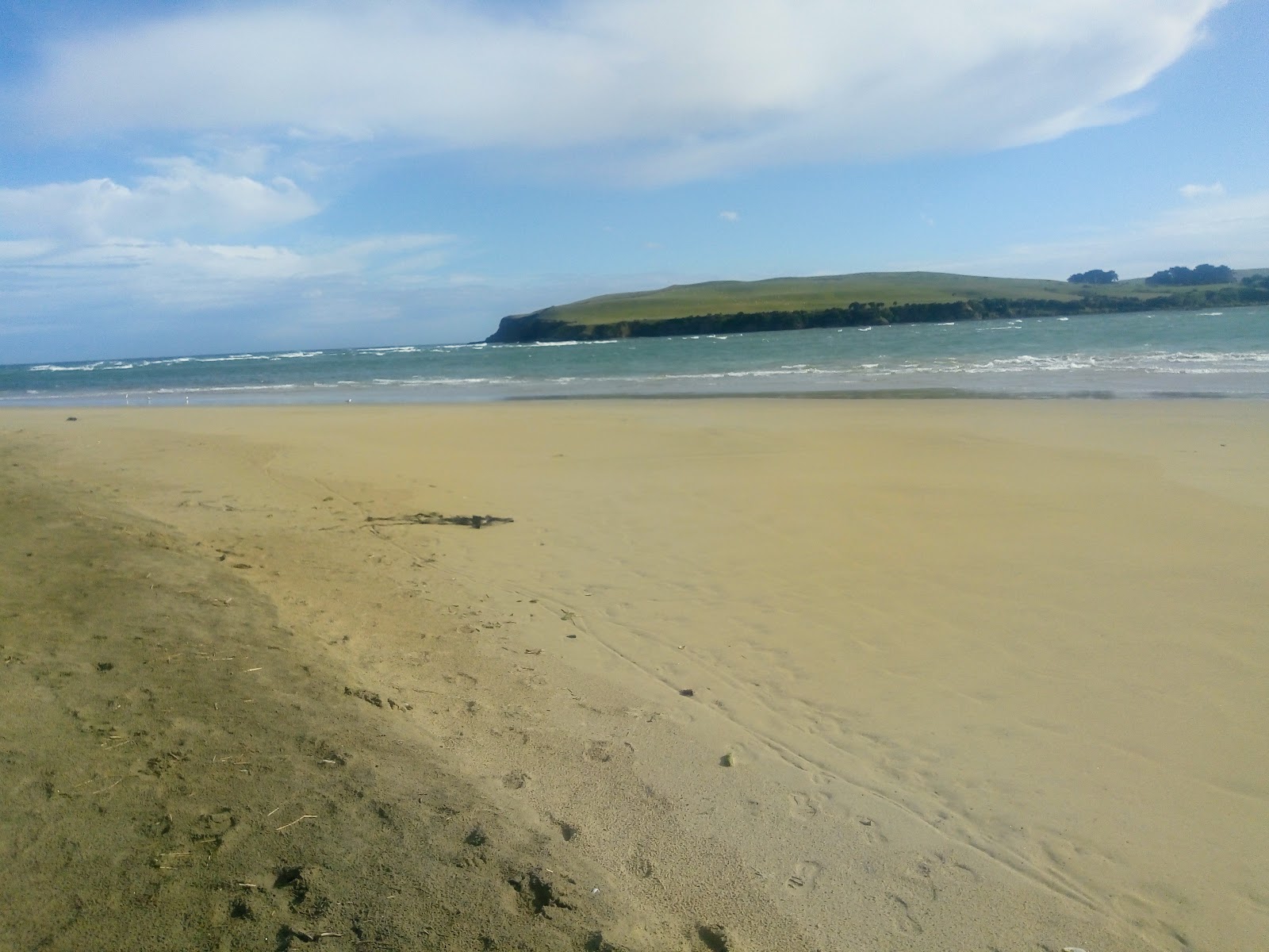 Foto di Surat Bay Beach con una superficie del sabbia beige