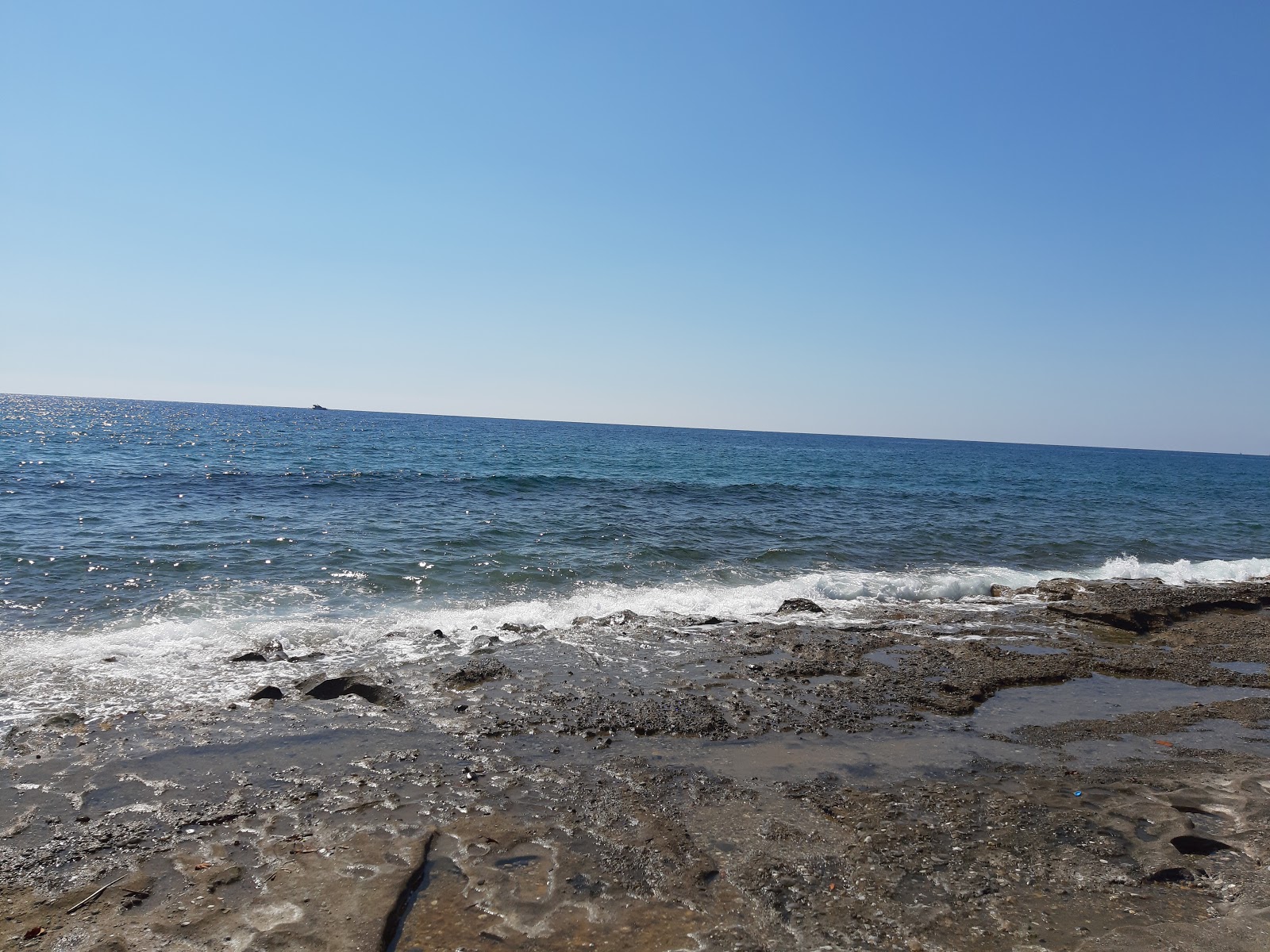 Foto di Kestel Plajı con una superficie del acqua verde-blu