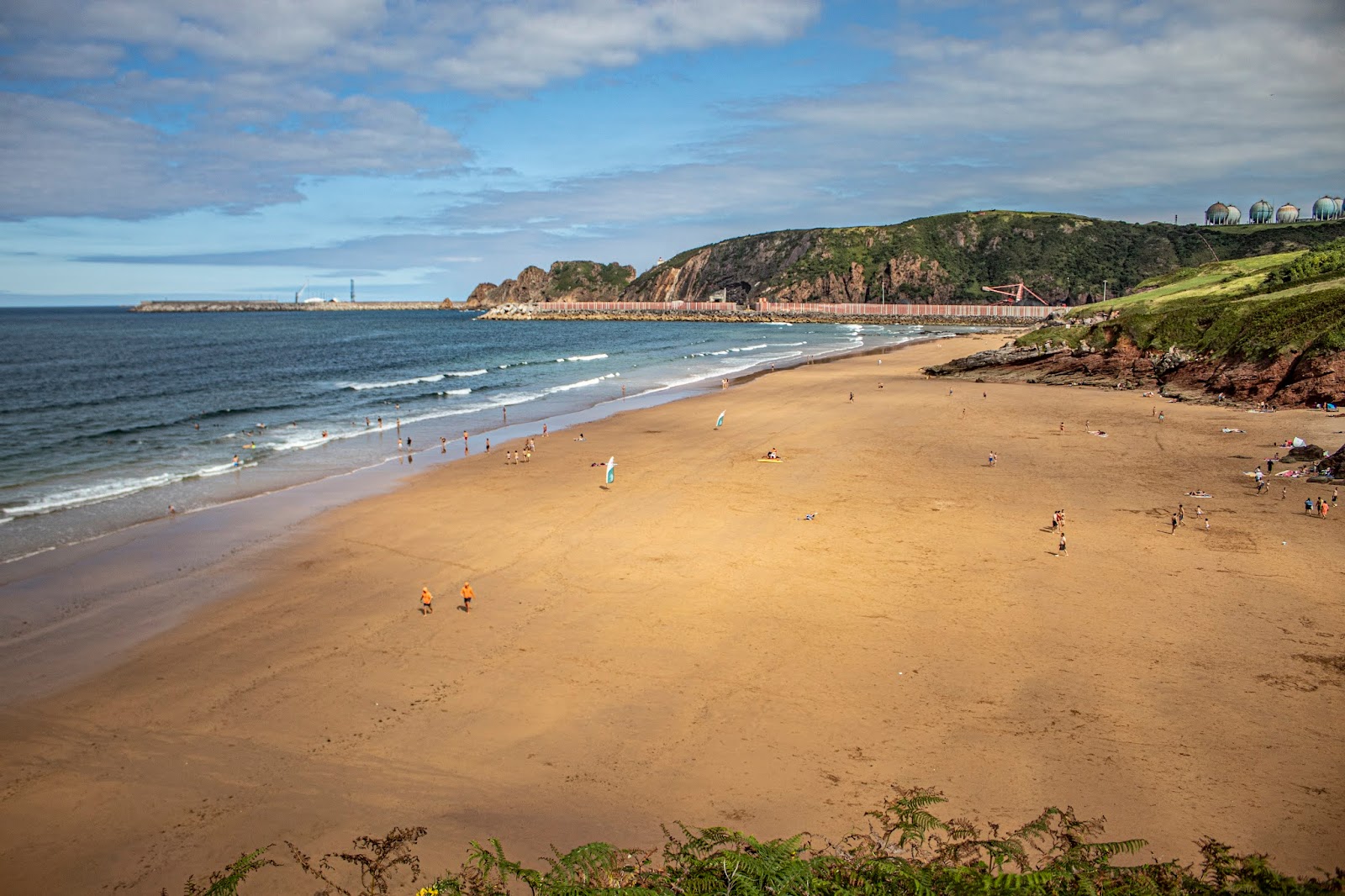 Foto de Praia de Xivares com areia marrom superfície