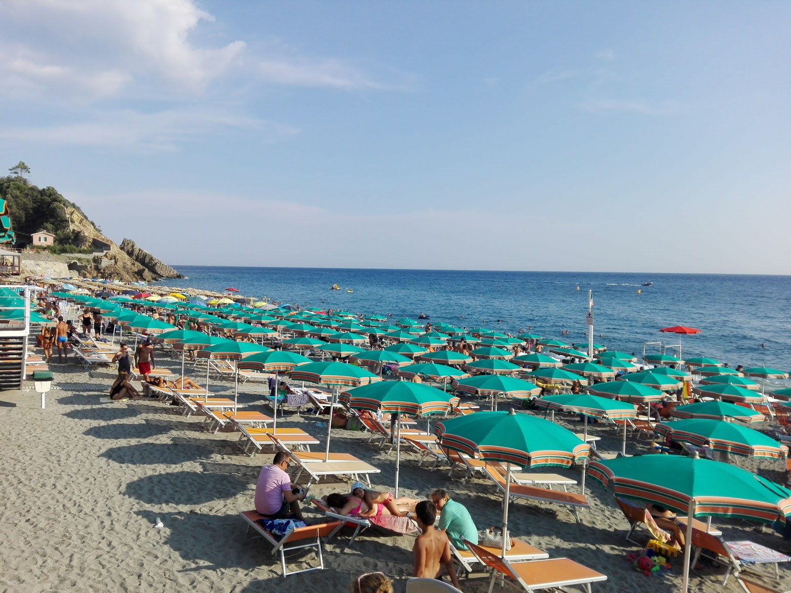 Valokuva Spiaggia Deiva Marinaista. ranta lomakeskusalue