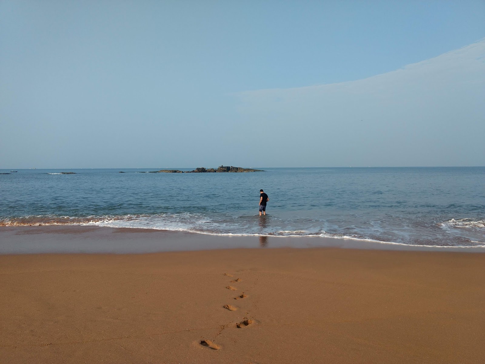 Honey Beach'in fotoğrafı uçurumlarla desteklenmiş
