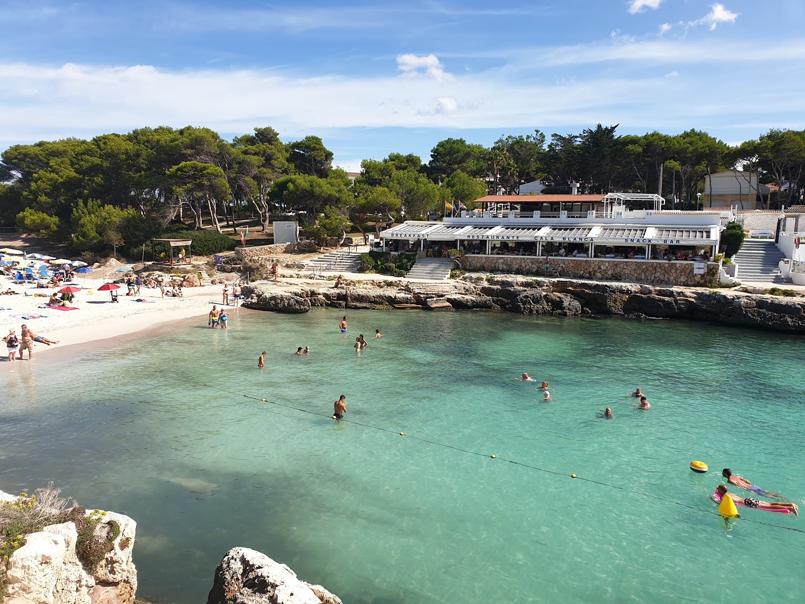 Foto van Playa Cala Blanca en de nederzetting