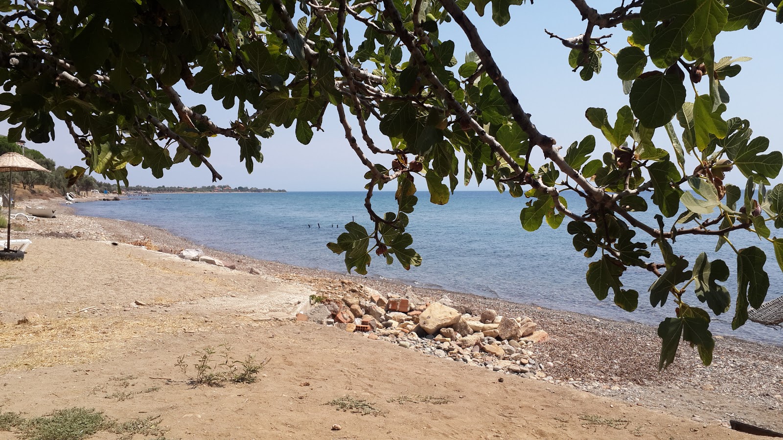 Foto de Gargara Kamp beach apoiado por penhascos