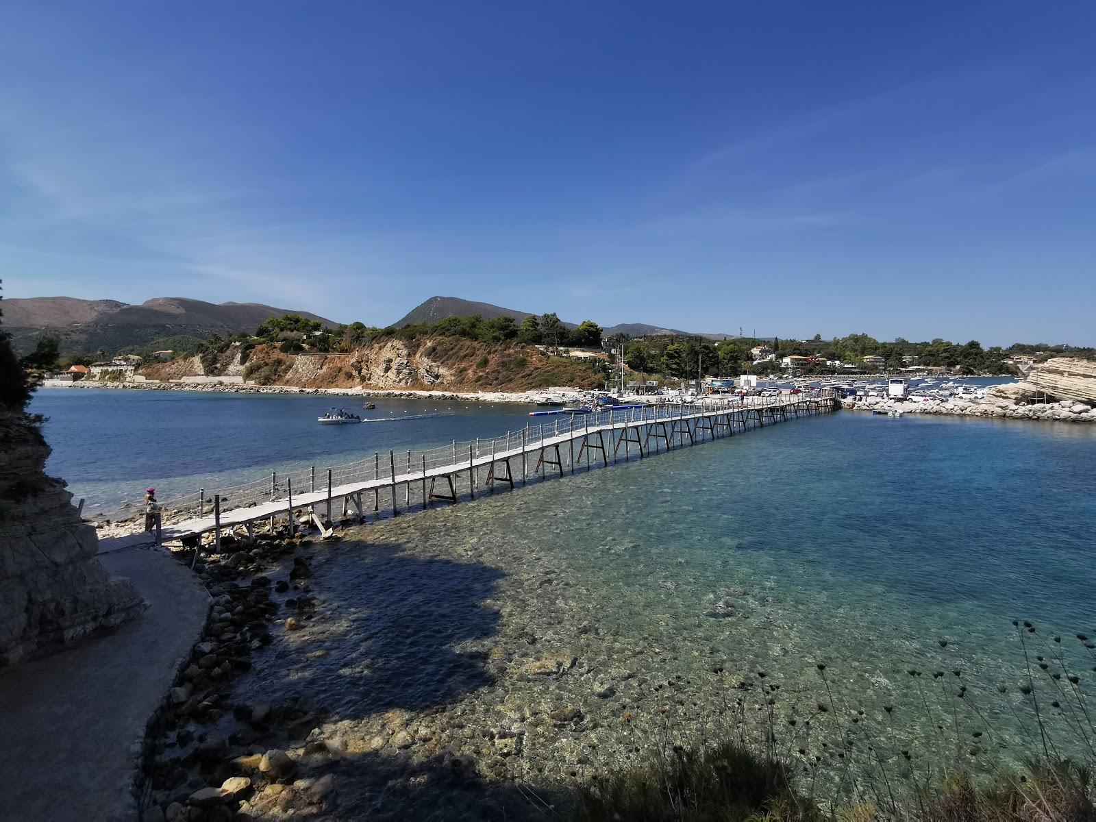 Foto van Agios Sostis beach ondersteund door kliffen