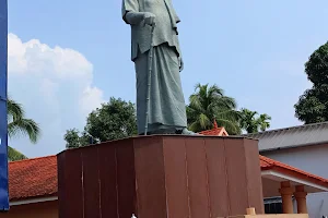 Mannam Statue image