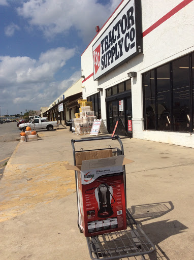 Home Improvement Store «Tractor Supply Co.», reviews and photos, 540 10th St #150, Floresville, TX 78114, USA