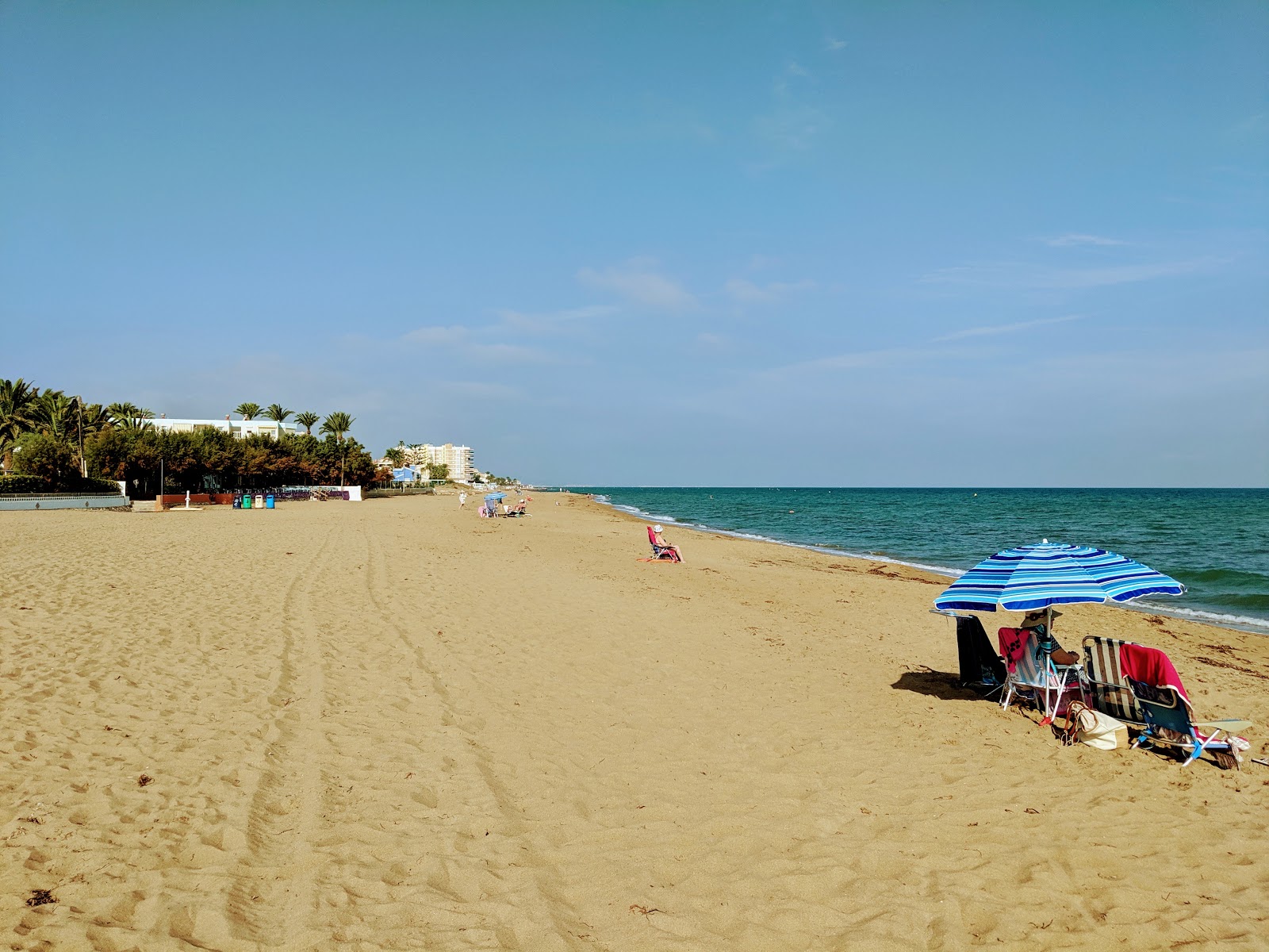 Photo de Playa Les Marines avec l'eau bleu-vert de surface