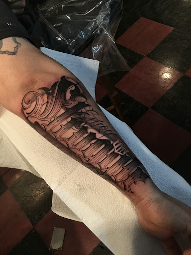 Tattoo Shop «Roselle Tattoo Company», reviews and photos, 25W163 Lake St, Roselle, IL 60172, USA