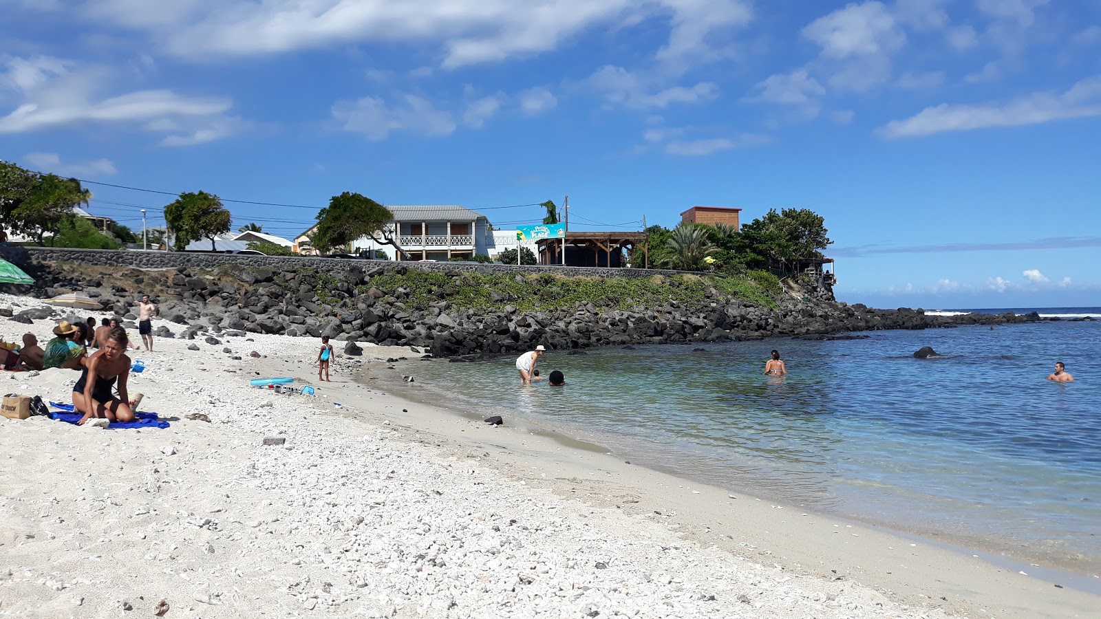 Foto di Terre Sainte beach con una superficie del sabbia di conchiglie beige