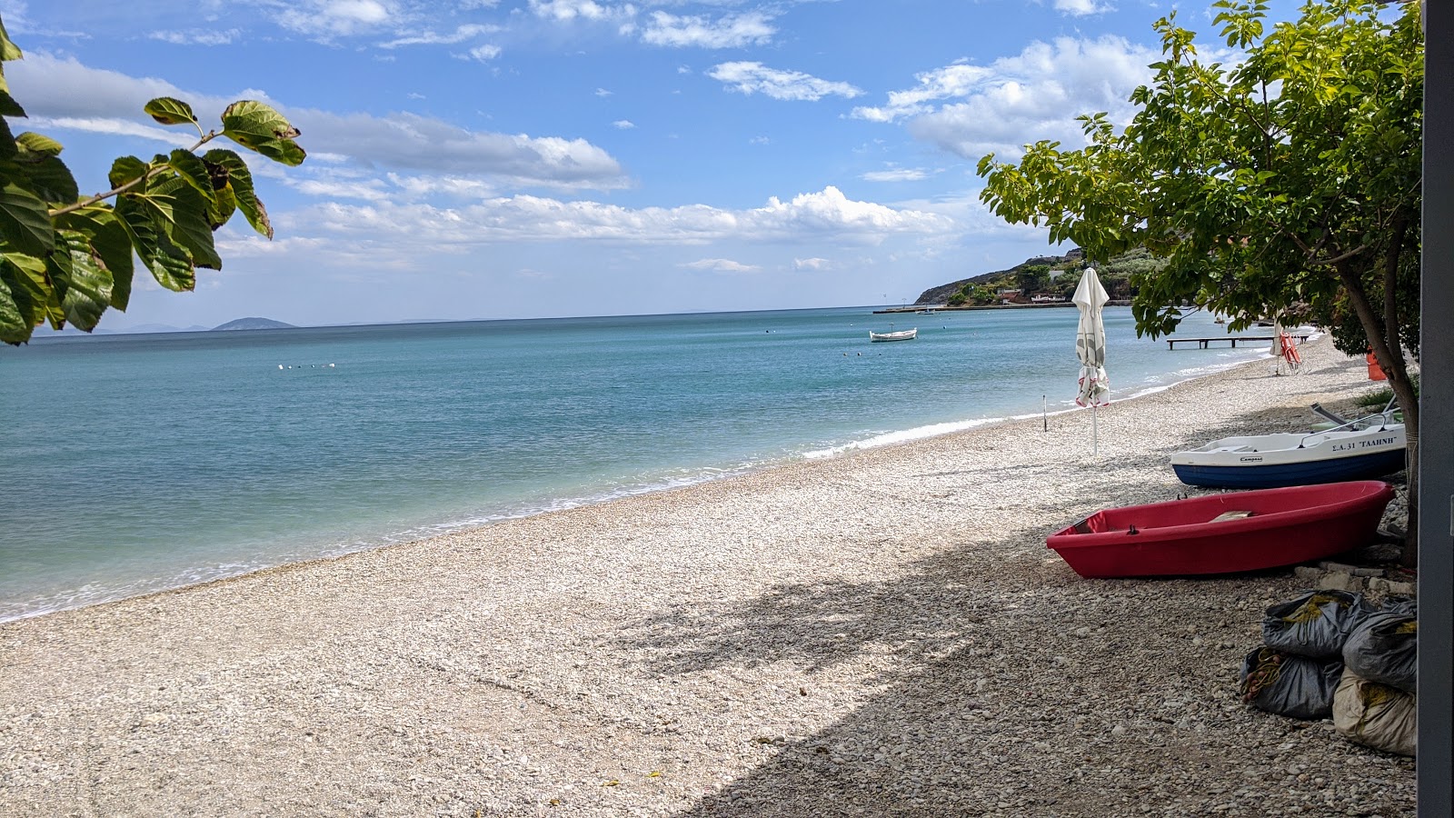 Paralia Xiropigadou'in fotoğrafı - rahatlamayı sevenler arasında popüler bir yer