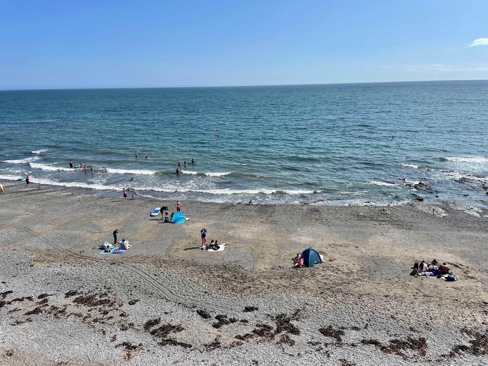 Foto af Downderry strand med gråt sand og sten overflade