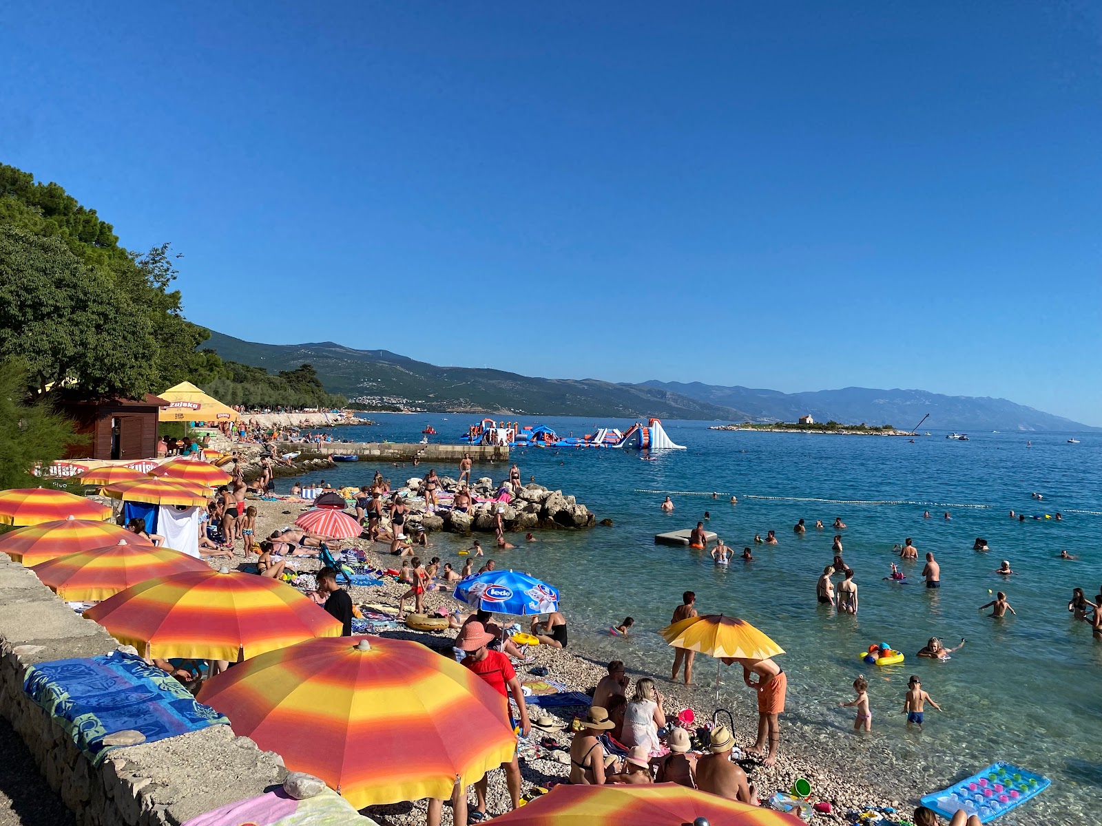 Gradska Plaza Novi Vinodolski'in fotoğrafı düz bir kıyı şeridi ile birlikte